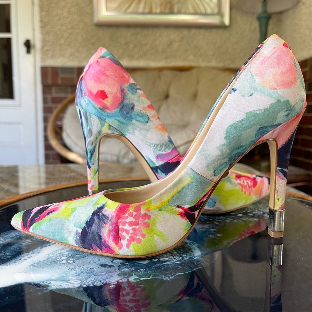 GUESS: Floral Pumps, Size 7.5